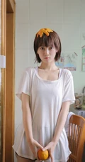 有一种气质叫男友的衬衫，俏皮短发女生宽大T恤室内写真图片