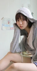 有一种气质叫男友的衬衫，俏皮短发女生宽大T恤室内写真图片