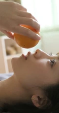 有一种气质叫男友的衬衫，俏皮短发女生宽大T恤室内写真图片