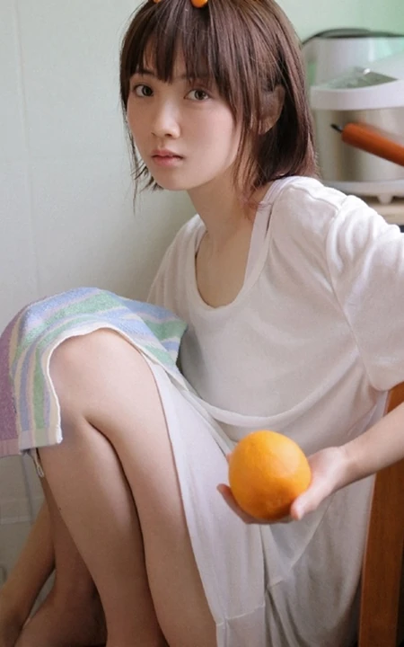 有一种气质叫男友的衬衫，俏皮短发女生宽大T恤室内写真图片