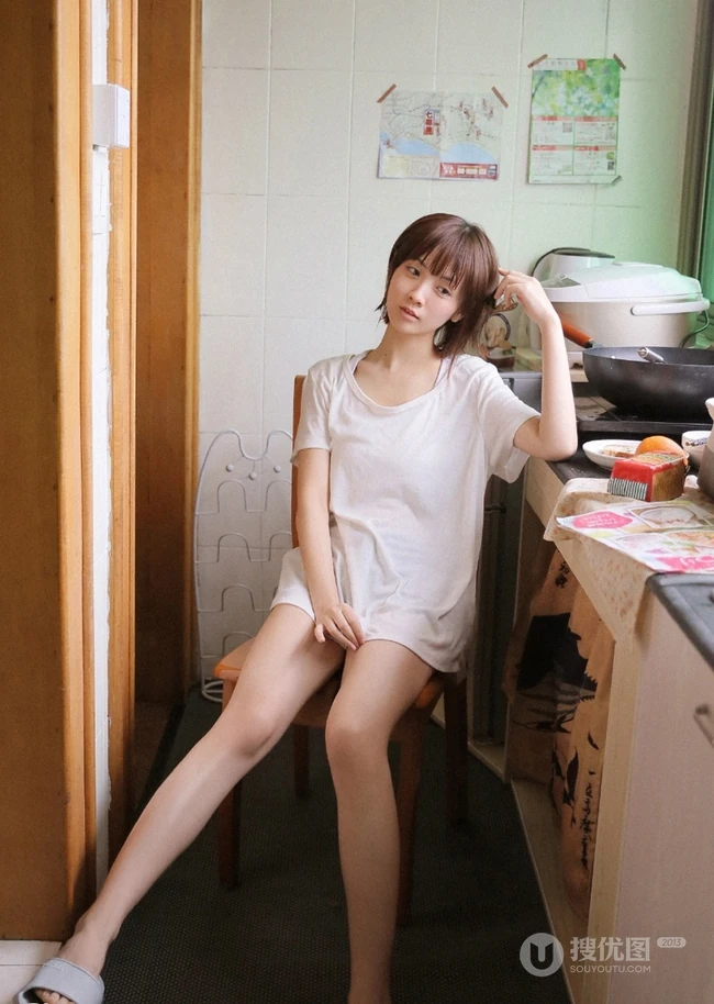 有一种气质叫男友的衬衫，俏皮短发女生宽大T恤室内写真图片