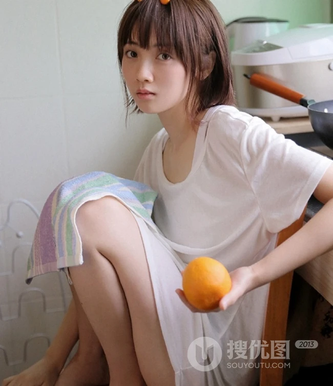 有一种气质叫男友的衬衫，俏皮短发女生宽大T恤室内写真图片