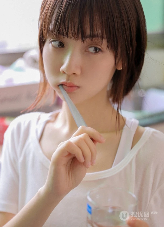 有一种气质叫男友的衬衫，俏皮短发女生宽大T恤室内写真图片