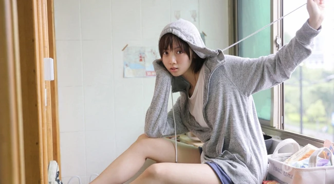 有一种气质叫男友的衬衫，俏皮短发女生宽大T恤室内写真图片
