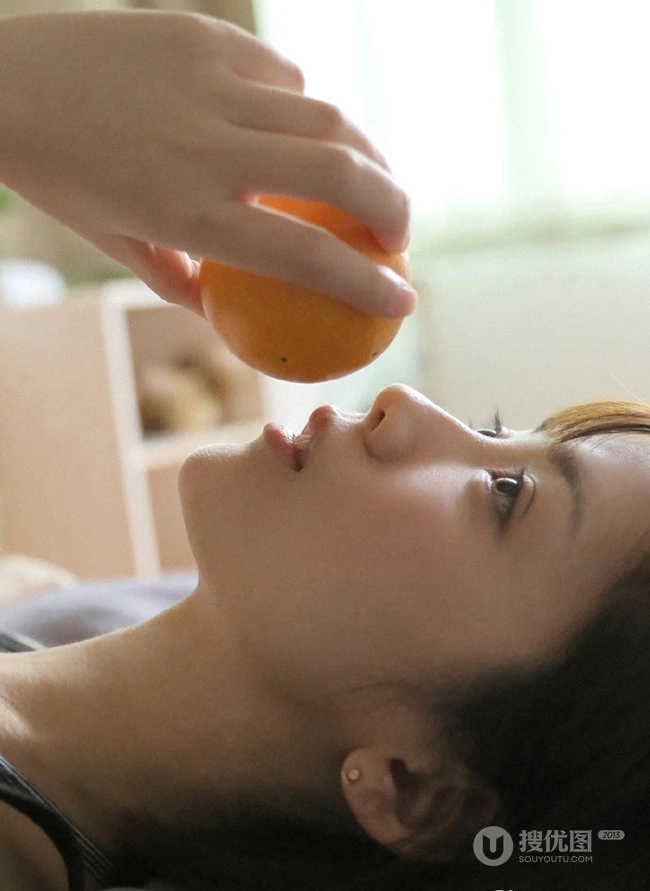 有一种气质叫男友的衬衫，俏皮短发女生宽大T恤室内写真图片
