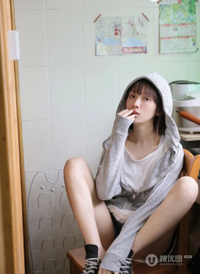 有一种气质叫男友的衬衫，俏皮短发女生宽大T恤室内写真图片