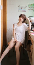 有一种气质叫男友的衬衫，俏皮短发女生宽大T恤室内写真图片