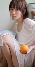 有一种气质叫男友的衬衫，俏皮短发女生宽大T恤室内写真图片