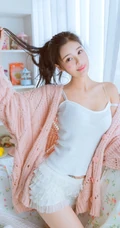 浅粉女孩肩带背心短裤室内写真图片，再多的语言也比不上你的美
