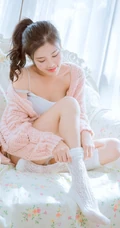 浅粉女孩肩带背心短裤室内写真图片，再多的语言也比不上你的美