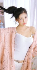 浅粉女孩肩带背心短裤室内写真图片，再多的语言也比不上你的美