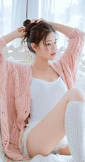浅粉女孩肩带背心短裤室内写真图片，再多的语言也比不上你的美