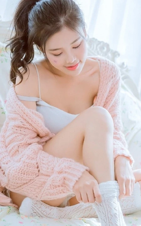 浅粉女孩肩带背心短裤室内写真图片，再多的语言也比不上你的美