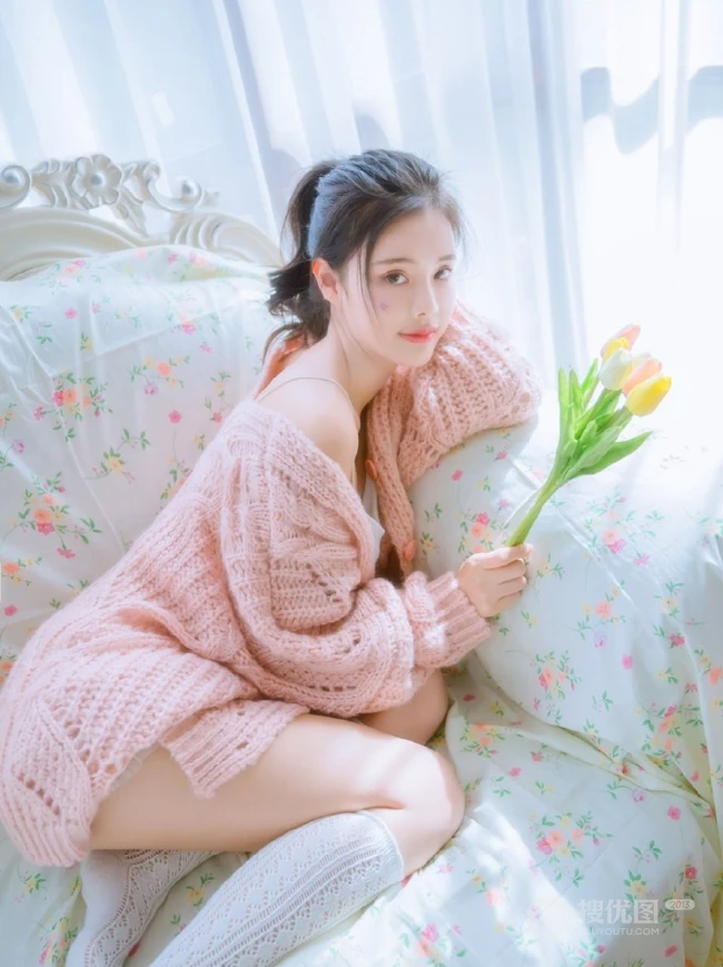 浅粉女孩肩带背心短裤室内写真图片，再多的语言也比不上你的美