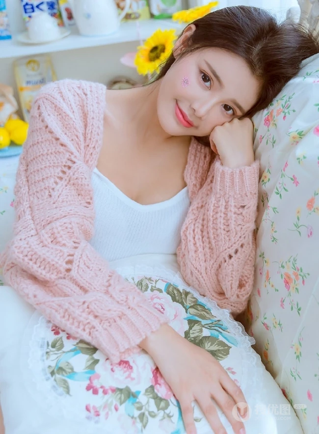 浅粉女孩肩带背心短裤室内写真图片，再多的语言也比不上你的美