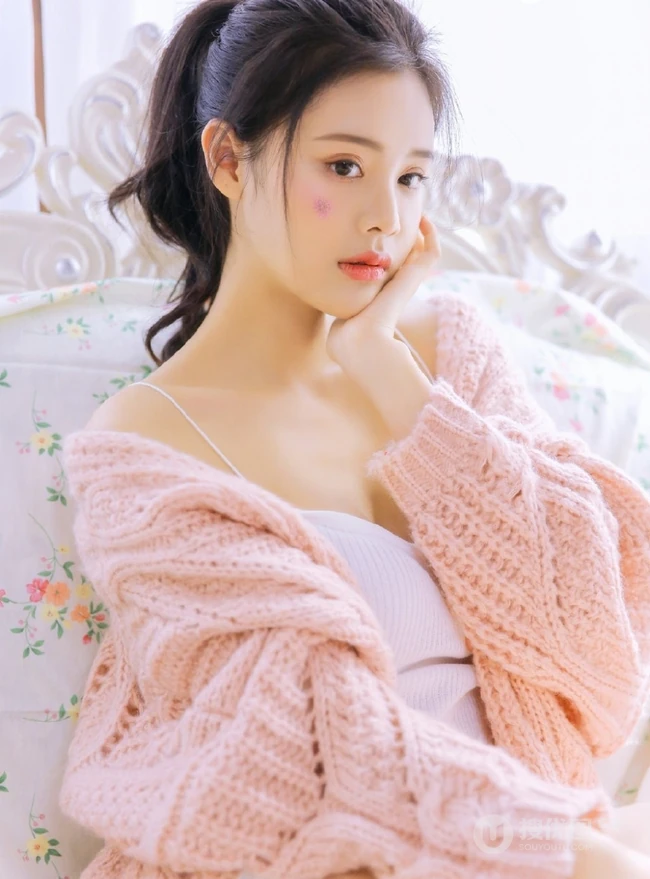 浅粉女孩肩带背心短裤室内写真图片，再多的语言也比不上你的美