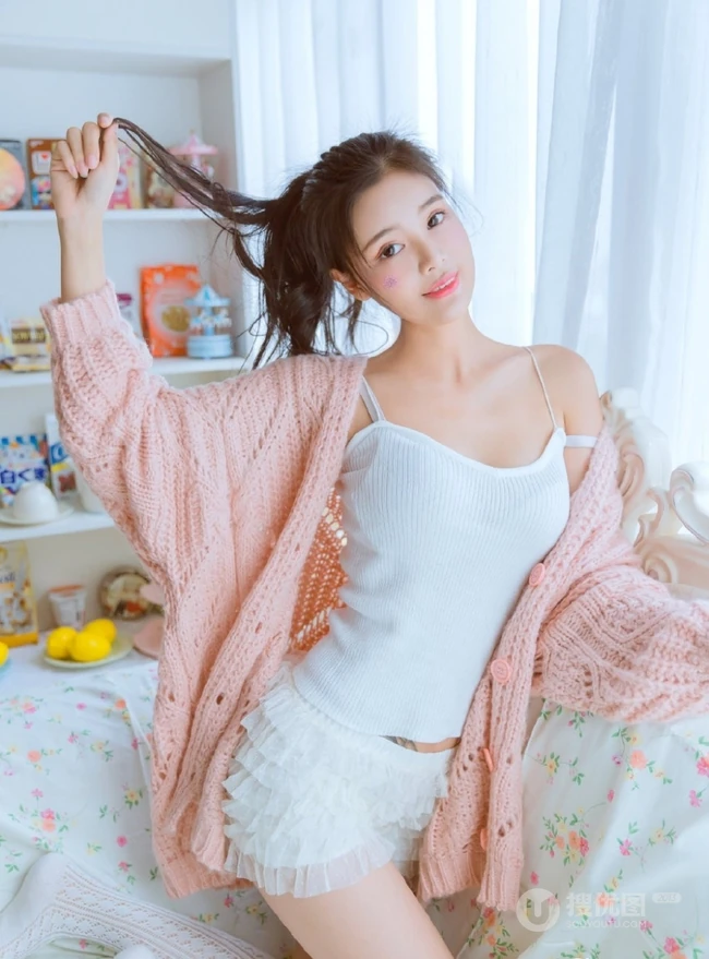 浅粉女孩肩带背心短裤室内写真图片，再多的语言也比不上你的美
