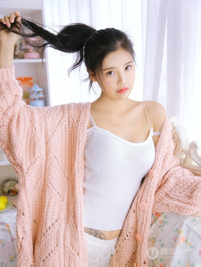 浅粉女孩肩带背心短裤室内写真图片，再多的语言也比不上你的美