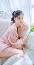 浅粉女孩肩带背心短裤室内写真图片，再多的语言也比不上你的美