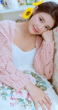 浅粉女孩肩带背心短裤室内写真图片，再多的语言也比不上你的美