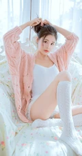浅粉女孩肩带背心短裤室内写真图片，再多的语言也比不上你的美
