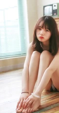 窈窕型线条感少女肩带背心短裤室内写真图片