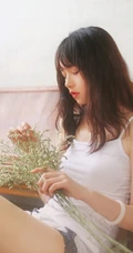 窈窕型线条感少女肩带背心短裤室内写真图片