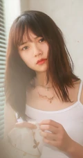 窈窕型线条感少女肩带背心短裤室内写真图片