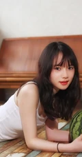 窈窕型线条感少女肩带背心短裤室内写真图片