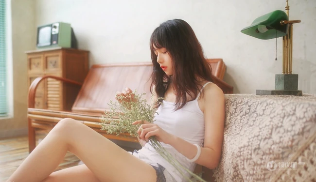 窈窕型线条感少女肩带背心短裤室内写真图片