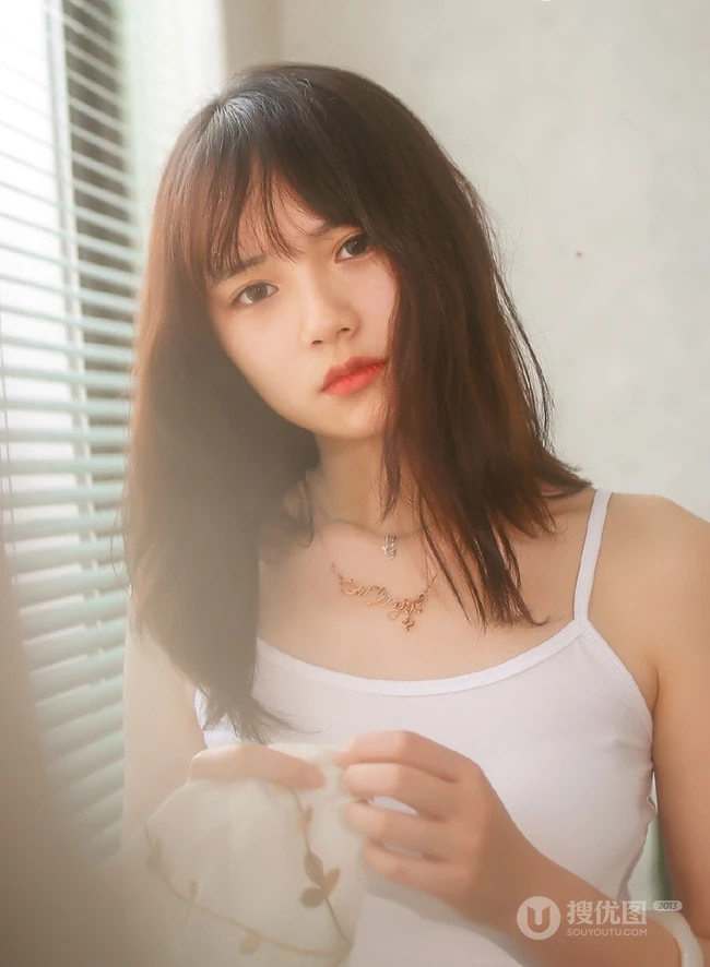 窈窕型线条感少女肩带背心短裤室内写真图片