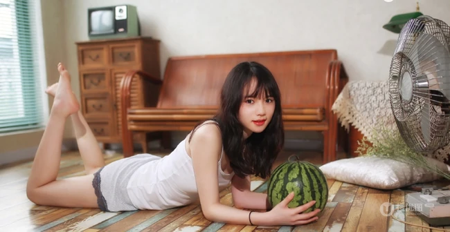 窈窕型线条感少女肩带背心短裤室内写真图片