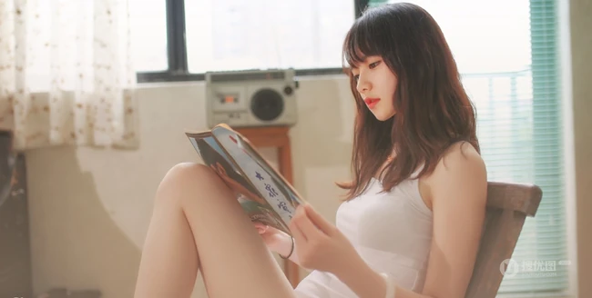 窈窕型线条感少女肩带背心短裤室内写真图片
