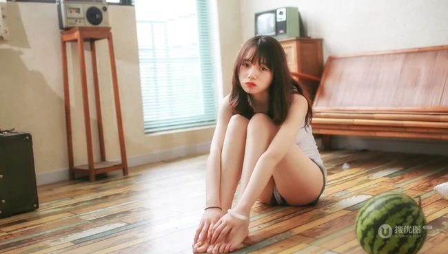 窈窕型线条感少女肩带背心短裤室内写真图片