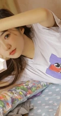 天气太冷了，裹着被单不愿起床的俏皮可爱短裤女生写真图片