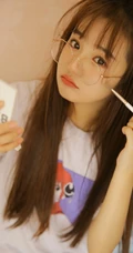天气太冷了，裹着被单不愿起床的俏皮可爱短裤女生写真图片