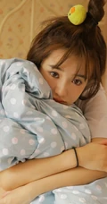 天气太冷了，裹着被单不愿起床的俏皮可爱短裤女生写真图片