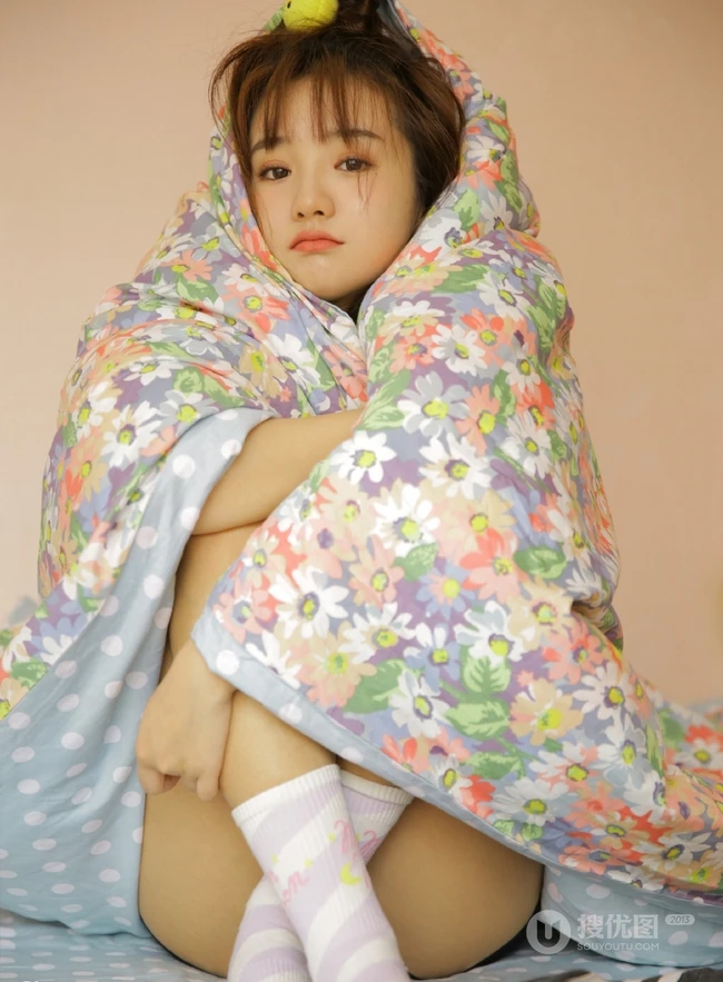 天气太冷了，裹着被单不愿起床的俏皮可爱短裤女生写真图片