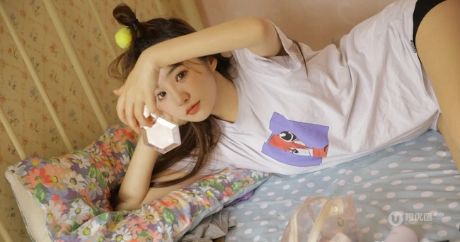 天气太冷了，裹着被单不愿起床的俏皮可爱短裤女生写真图片