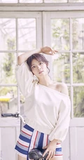陈昊宇手拿相机写真图片，穿着白衣方块条纹短裤恬静动人