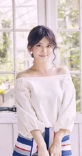 陈昊宇手拿相机写真图片，穿着白衣方块条纹短裤恬静动人