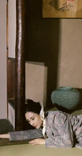 李纯一身武术短打复古装扮，仿若武林高手动静皆宜