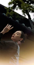 李纯一身武术短打复古装扮，仿若武林高手动静皆宜