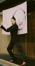 李纯一身武术短打复古装扮，仿若武林高手动静皆宜
