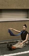 李纯一身武术短打复古装扮，仿若武林高手动静皆宜