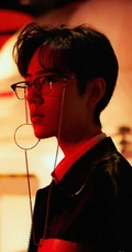 肖战戴着个性眼镜搭配中分发型帅气写真图片