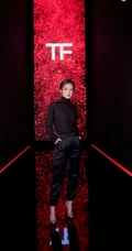 李沁红唇黑衣冷艳造型亮相活动写真图片