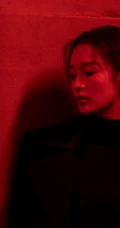 李沁红唇黑衣冷艳造型亮相活动写真图片