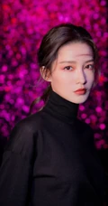 李沁红唇黑衣冷艳造型亮相活动写真图片