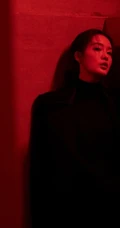 李沁红唇黑衣冷艳造型亮相活动写真图片